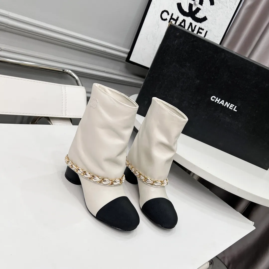 👟👟Ex-factory price 980👟👟 High version of Chanel CHANEL, 🌞🌞🌞Xiaoxiang’s latest boots for autumn and winter 2025, a must-have item for this autumn and winter! ! Ms. Chanel loves simple yet irresistible combinations to show her unique style. Mix and match freely to shine⚡Follow Grandma’s fashion steps! ! ! The top-notch craftsmanship and texture are perfectly presented. No matter any details, you can compare them with the counters. The best quality products can be entered and exited from the counters at will! ! ❶Material: imported cowhide ❷Inner lining: cowhide lining ❸Feet: cowhide lining ❹Outsole: original Italian leather outsole ❺Heel height: 5.5cm ❻Boot shaft height: 8 inches ❼Number: 35-40 (40 and 41 are customized and cannot be returned)